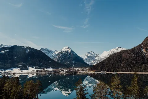 山中湖泊 4K壁纸 · mountains · 3840×2560