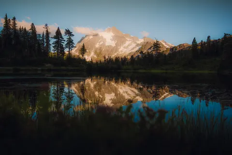 山中湖泊 4K壁纸 · mountains · 3840×2560