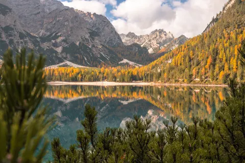 Обои Горное озеро 4K · mountains · 3840×2560