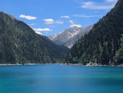 Fond d'écran Lac de montagne 4K · mountains · 3840×2893