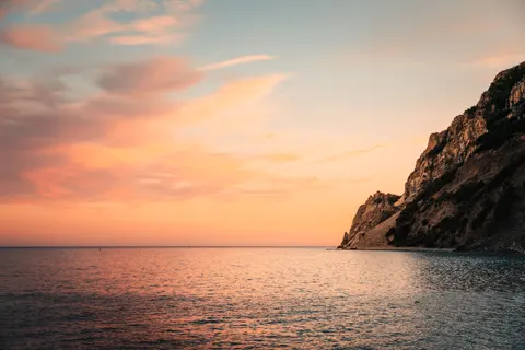 Fond d'écran Falaise sur l'océan 4K · ocean · 3840×2560