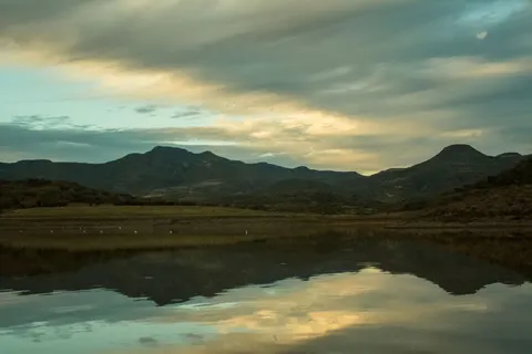 Fond d'écran Lac de montagne 4K · mountains · 3840×2560