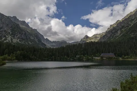 Fondo de pantalla Lago de montaña 4K · mountains · 3840×2560