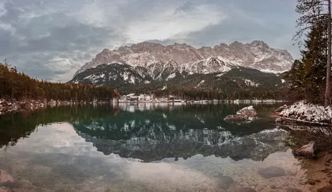 山中湖泊 4K壁纸 · mountains · 3840×2212