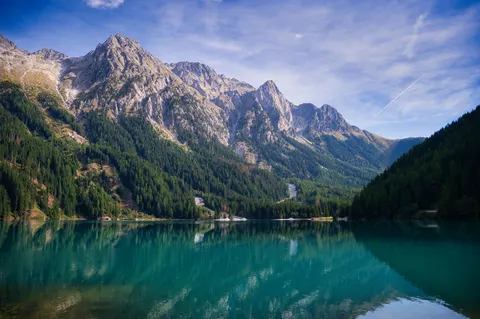 Fond d'écran Lac de montagne 4K · mountains · 3840×2555
