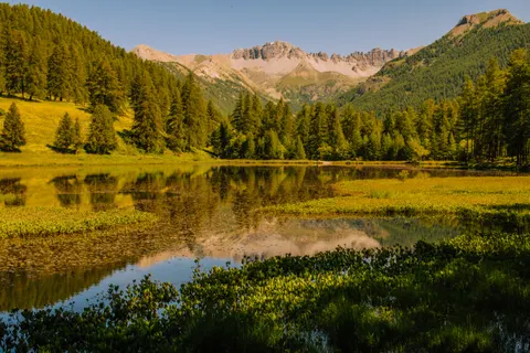خلفية بحيرة جبلية بدقة 4K · mountains · 3840×2560