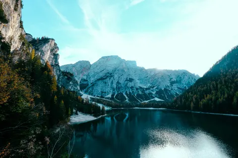 山中湖泊 4K壁纸 · mountains · 3840×2560