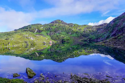 Fond d'écran Lac de montagne 4K · mountains · 3840×2560