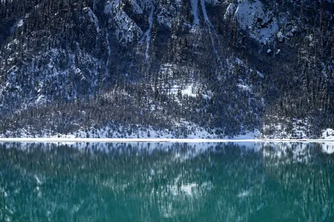 산속 호수 4K 배경화면 · mountains · 3840×2560