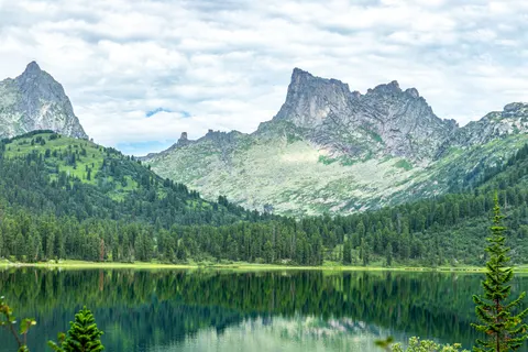 خلفية بحيرة جبلية بدقة 4K · mountains · 3840×2560