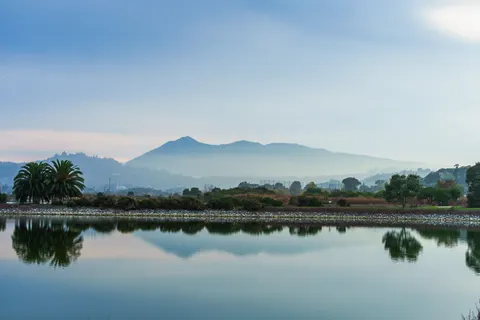 山中湖泊 4K壁纸 · mountains · 3840×2560