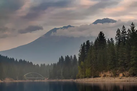 산속 호수 4K 배경화면 · mountains · 3840×2560