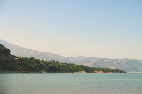 산속 호수 4K 배경화면 · mountains · 3840×2555