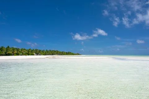 خلفية شاطئ استوائي بدقة 4K · ocean · 3840×2563