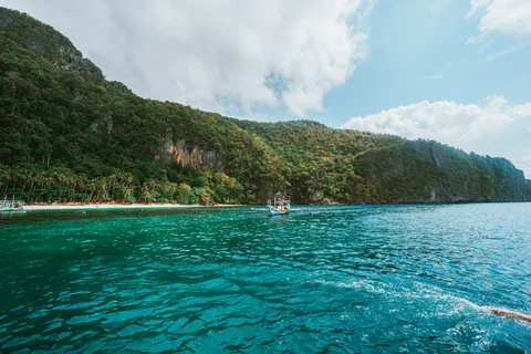 خلفية شاطئ استوائي بدقة 4K · ocean · 3840×2560
