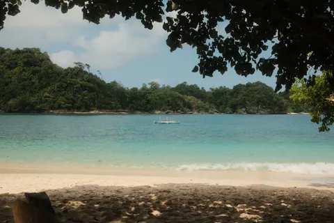 خلفية شاطئ استوائي بدقة 4K · ocean · 3840×2560