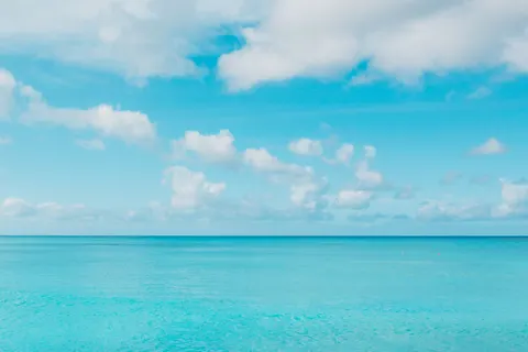خلفية شاطئ استوائي بدقة 4K · ocean · 3840×2558