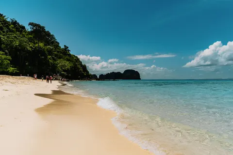 خلفية شاطئ استوائي بدقة 4K · ocean · 3840×2560