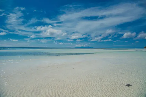 خلفية شاطئ استوائي بدقة 4K · ocean · 3840×2560