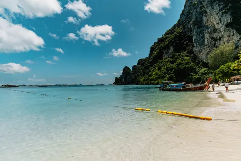 خلفية شاطئ استوائي بدقة 4K · ocean · 3840×2560