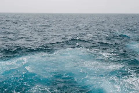 خلفية أمواج المحيط بدقة 4K · ocean · 3840×2560