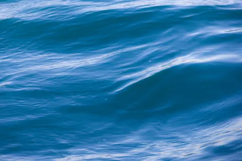 خلفية أمواج المحيط بدقة 4K · ocean · 3840×2560