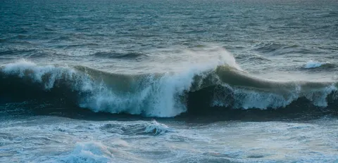 Meereswellen 4K Hintergrundbild · ocean · 3840×1859