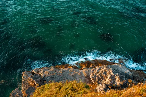 Ocean Cliff 4K Wallpaper · ocean · 3840×2560