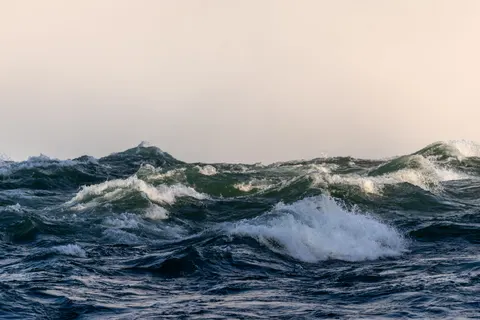 Fond d'écran Vagues de l'océan 4K · ocean · 3840×2561