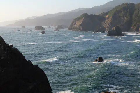 Fond d'écran Falaise sur l'océan 4K · ocean · 3840×2560