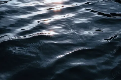 خلفية أمواج المحيط بدقة 4K · ocean · 3840×2555