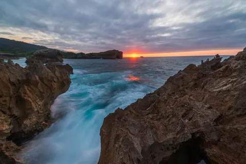 Hình nền Vách Đá Bên Đại Dương 4K · ocean · 3840×2560