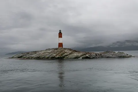 Fondo de pantalla Costa del faro 4K · ocean · 3840×2558