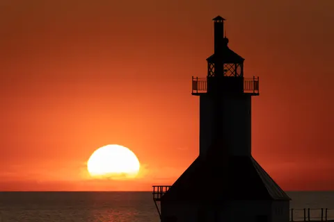 Lighthouse Coast 4K Wallpaper · ocean · 3840×2560