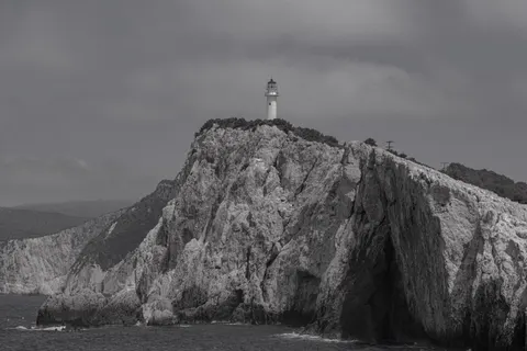 Fondo de pantalla Costa del faro 4K · ocean · 3840×2560