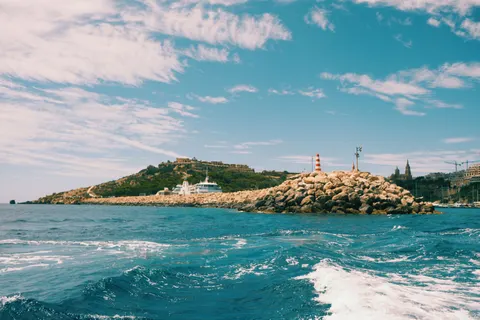 Lighthouse Coast 4K Wallpaper · ocean · 3840×2560