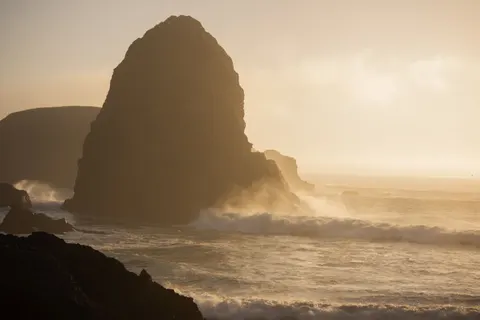 Fond d'écran Falaise sur l'océan 4K · ocean · 3840×2560