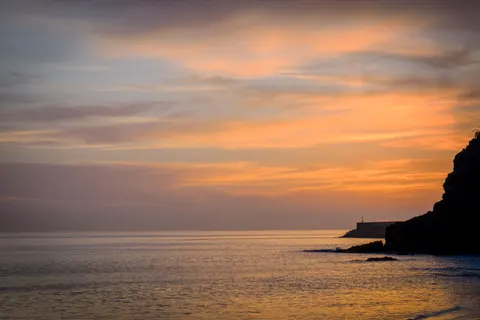 خلفية منحدر المحيط بدقة 4K · ocean · 3840×2559