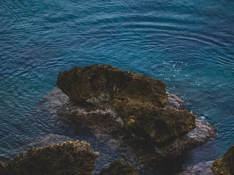 Ocean Cliff 4K Wallpaper · ocean · 3840×2880