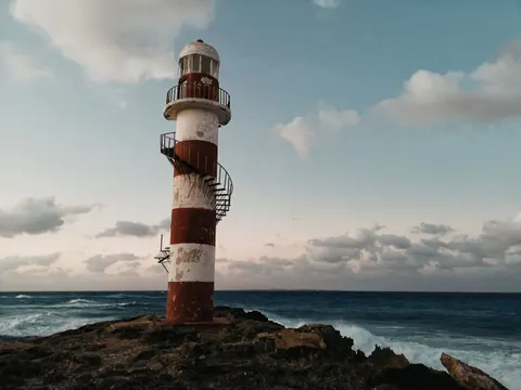 Deniz Feneri Sahili 4K Duvar Kağıdı · ocean · 3840×2880