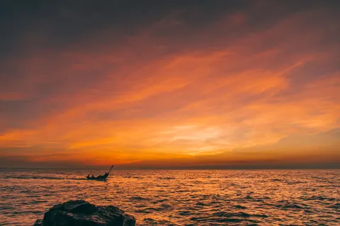 Ocean Cliff 4K Wallpaper · ocean · 3840×2559