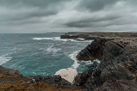 Ocean Cliff 4K Wallpaper · ocean · 3840×2560