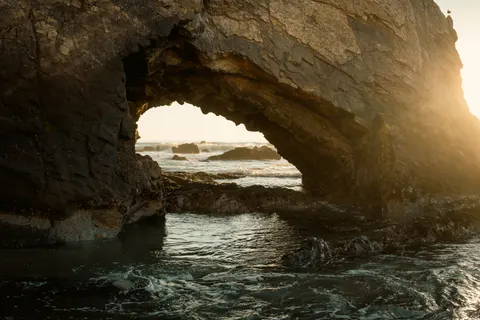 海洋悬崖 4K壁纸 · ocean · 3840×2560