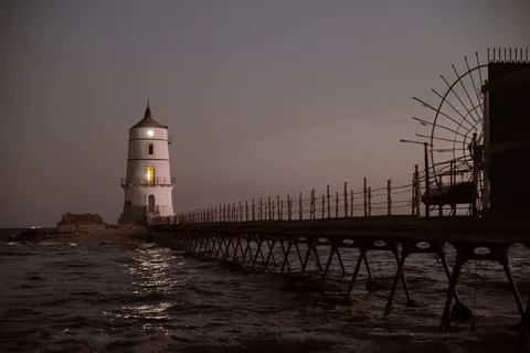 Deniz Feneri Sahili 4K Duvar Kağıdı · ocean · 3840×2563