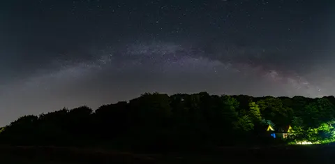 银河夜空 4K壁纸 · space · 3840×1879