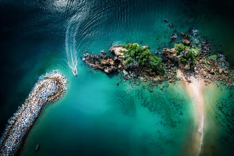 Sfondo Isola dal Drone 4K · ocean · 3840×2560