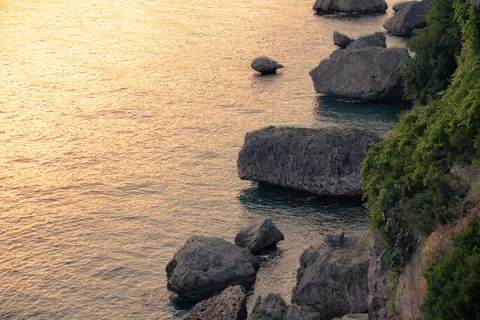 Sfondo Scogliera sull'Oceano 4K · ocean · 3840×2560