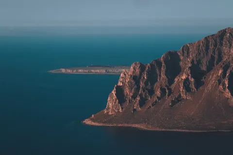 والپیپر جزیره از نمای هوایی با کیفیت 4K · ocean · 3840×2560