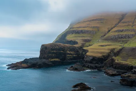 Fond d'écran Falaise sur l'océan 4K · ocean · 3840×2560