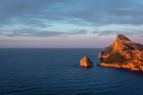Hình nền Vách Đá Bên Đại Dương 4K · ocean · 3840×2563
